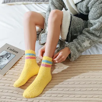 Novi харадзюку slatka kawai zima toplo prosječna cijev coral baršun čarape, ženske obložen dva bara prugasta plima san snijeg zabavne čarape